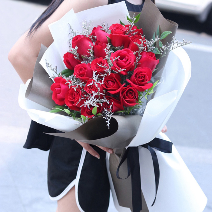 19支红玫瑰，搭配适量情人草、南天竹装饰。