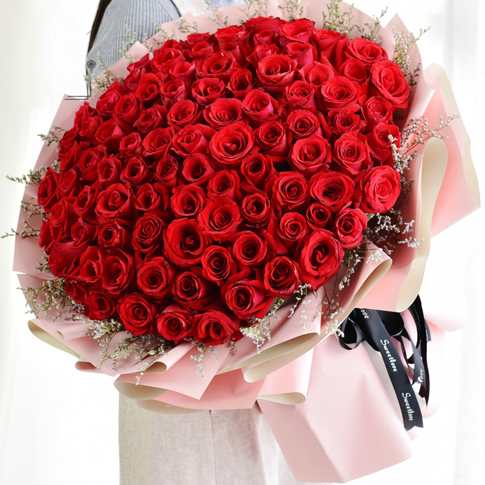 99朵红玫瑰，搭配适量情人草装饰。