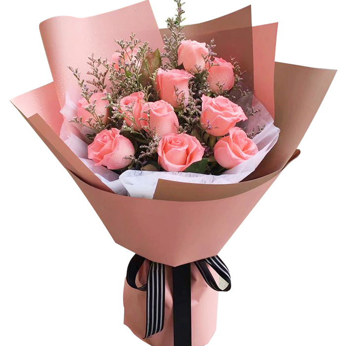 11支精品粉玫瑰，搭配适量情人草装饰。