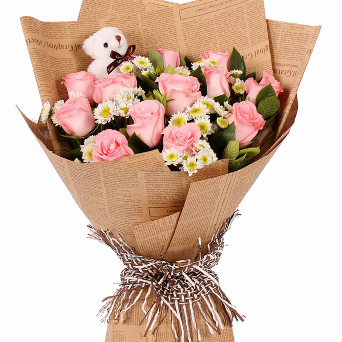 11朵顶级戴安娜玫瑰，小雏菊（没有可用其他配花代替），绿叶间插，随机赠送小公仔一个