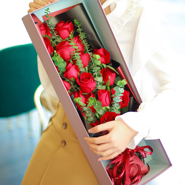 19支红玫瑰，搭配适量尤加利叶装饰。