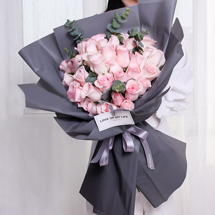 33支粉玫瑰，搭配适量尤加利叶装饰。