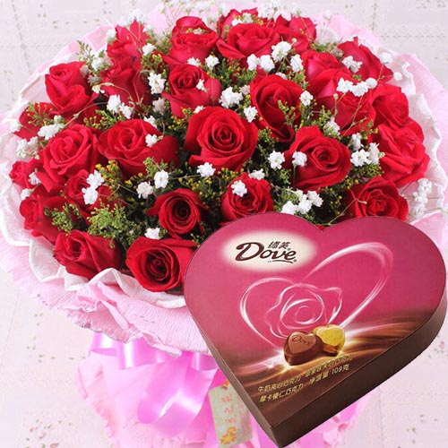 33朵优质红玫瑰 黄莺搭配 满天星点缀；加一盒德芙心语巧克力