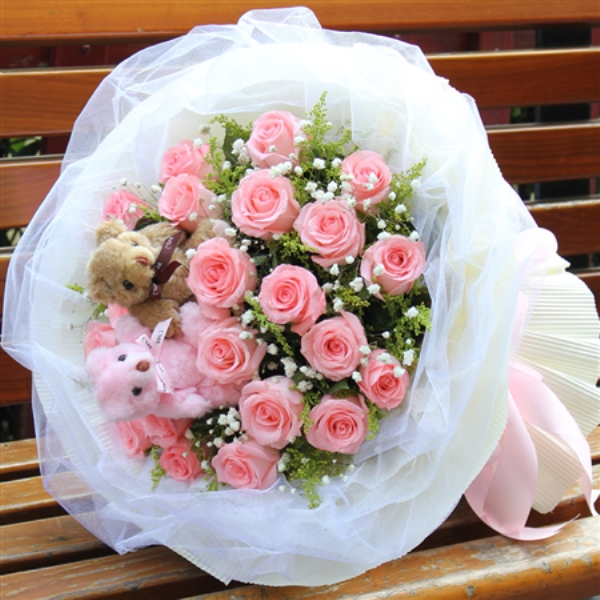 19朵粉玫瑰，点缀黄莺、满天星，赠送两只小熊